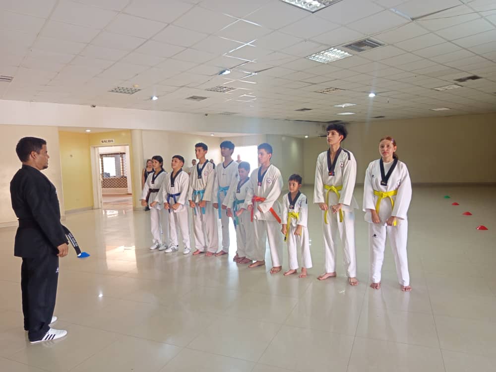 Instructor de Taekwondo con estudiante